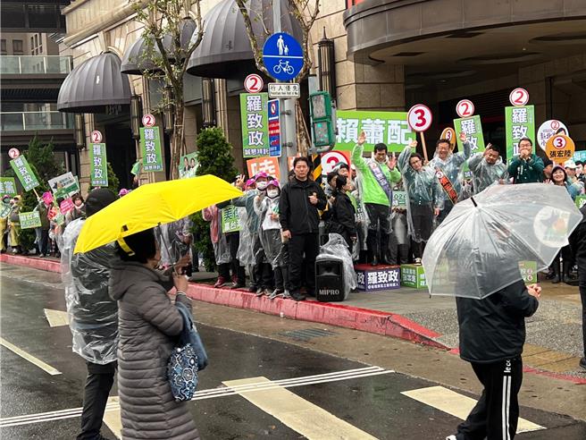 蕭美琴、羅致政、張宏陸等人上午在板橋街頭向民眾拜票。（王揚傑攝）