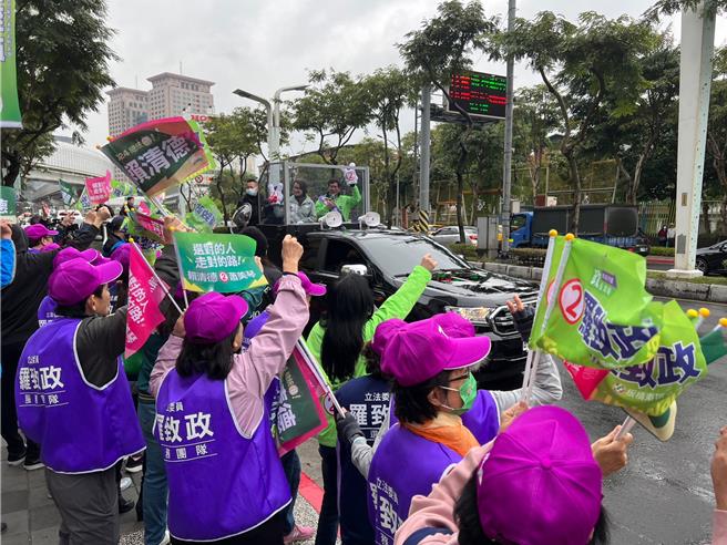 蕭美琴陪同羅致政車隊掃街。（王揚傑攝）