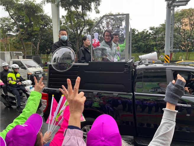 蕭美琴陪同羅致政車隊掃街。（王揚傑攝）