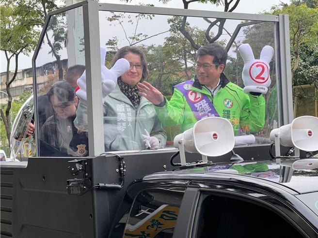 蕭美琴陪同羅致政車隊掃街。（王揚傑攝）