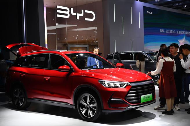 大陆国产电动车龙头比亚迪2023年第4季在全球售出52万6409辆纯电动车，较美国车企特斯拉（Tesla）多出3万1420辆，成为全球电动车的新一哥。（新华社资料照片）