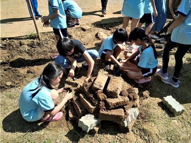 特优教案《土埆厝课程》带领学生从认识土壤、制作土埆参观土埆厝，再学习丈量、砌砖。（新北教育局提供）