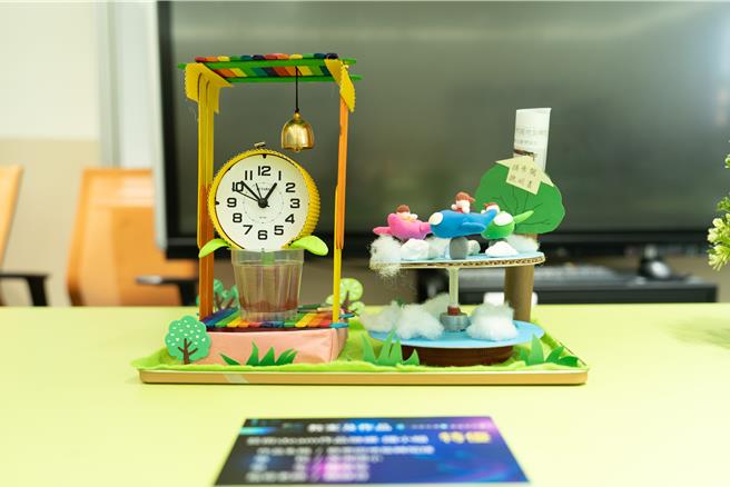 特优作品芦洲国小《欢乐园地旋转闹钟》利用外壳破损但机芯可运作的闹钟加上声控模组。（新北教育局提供）