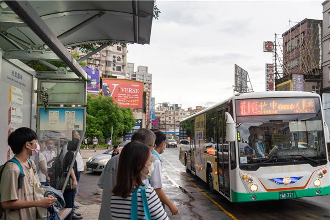 新竹客運自1月6日起藍1區公車路線每日將增6班，尖峰時段縮短至每10至15分鐘1班。（新竹市政府提供／陳育賢新竹傳真）