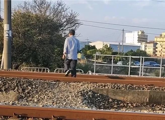 台中市清水火车站旁铁道，1日下午惊传60多岁男子穿越铁轨，铁路警察局将调阅监视画面，通知行为人到案，可依《铁路法》裁处最重5万元罚锾。（翻摄抖音／王煌忠台中传真）