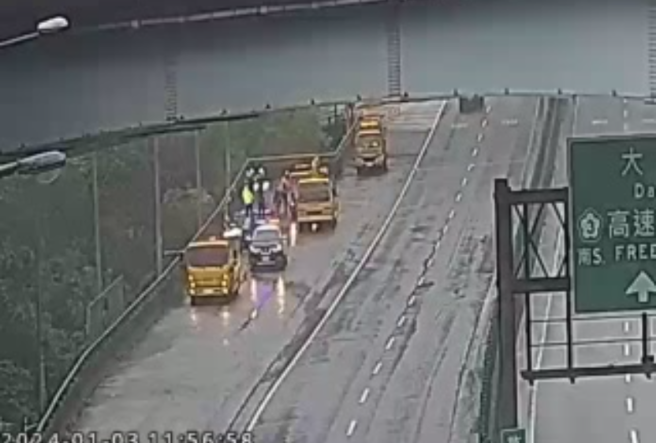 台62线大华系统段 轿车成火球烧毁！驾驶竟「离奇失踪」。(翻摄即时影像监视器)
