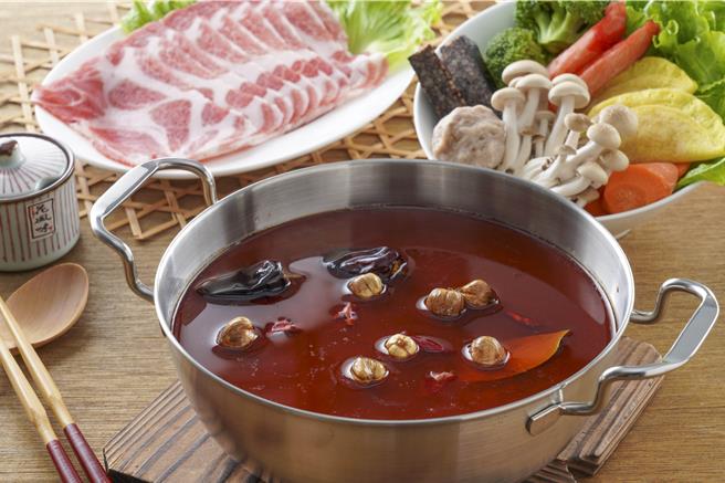 OKmart最新年菜預購，開賣新北排隊名店-太鼎食府的頂級麻辣火鍋湯底。（OKmart提供／朱世凱台北傳真）