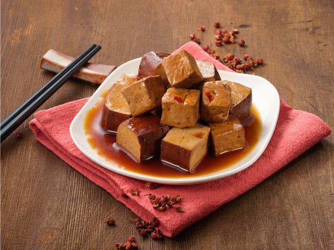 OKmart除了預購與OKLine網購群組外，門市也推出多款袋裝辣味美食，包括「六扇門-椒麻丁丁豆干」，49元。（OKmart提供／朱世凱台北傳真）