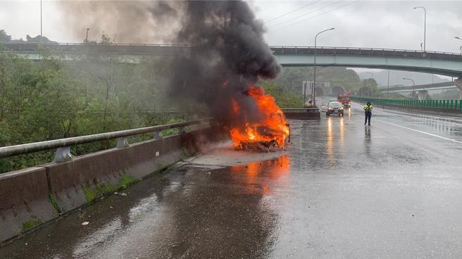 基隆市消防局3日上午10时许获报，台62快速道路安乐区一带东向5.6公里处，发生小客车火烧车意外，当下派遣消防车6台、救护车1台及消防员14人前往抢救。（基隆市消防局提供／徐佑升基隆传真）