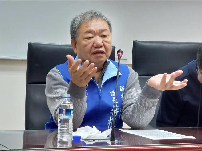 親綠名嘴李正皓今再質疑與侯友宜家族合作開發新莊土地的地頭蛇建商就是「竣業建築」，該建商直通國民黨新莊王、新北市議長蔣根煌。對此，蔣根煌批評李正皓抹黑。（陳慰慈攝）