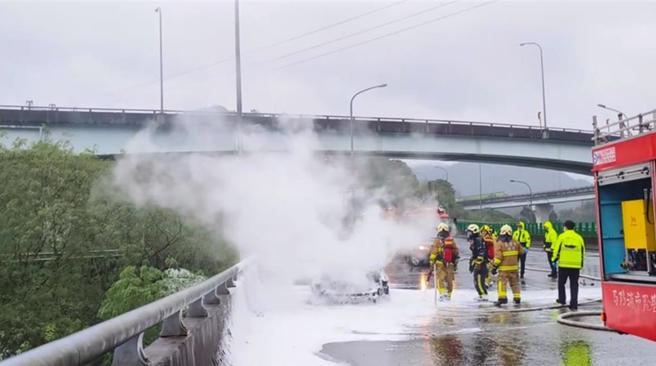 基隆市消防局3日上午10时许获报，台62快速道路安乐区一带东向5.6公里处，发生小客车火烧车意外，当下派遣消防车6台、救护车1台及消防员14人前往抢救。（基隆市消防局提供／徐佑升基隆传真）