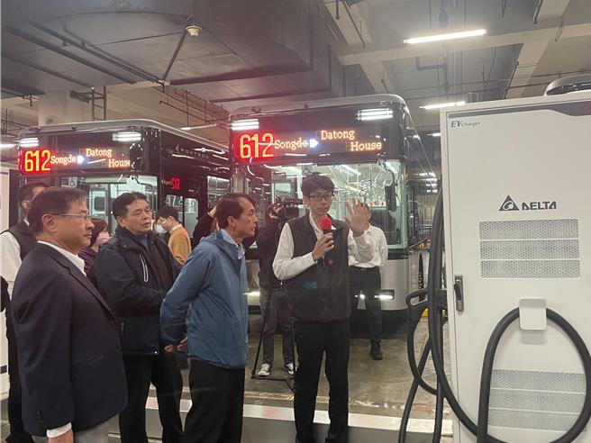 台北市松德調度站為全國首座電動公車充電場站，配置有AI智慧影像辨識系統，可於1至5秒內偵測微小煙霧，並通知相關駕駛、人員。台北市交通局長（右二）表示，可供其他地下場站觀摩，且若可以成為典範就會繼續推廣。（劉彥宜攝）