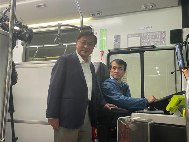 大都會客運引進15輛Model T電動公車，配有智慧安全設備，包含內輪差警示、防碰撞警示、盲點偵測和電子後照鏡等。台北市交通局長謝銘鴻（右）直呼，「太棒了」，可增進行人友善。（劉彥宜攝）