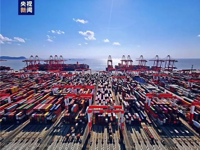 上海港貨櫃輸送量連續14年排名全球第一。（大陸央視）