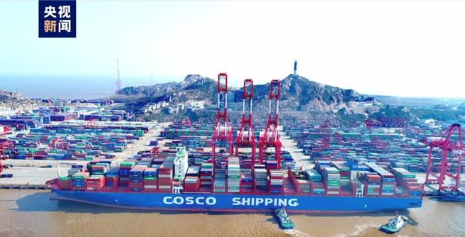 上海港貨櫃輸送量連續14年排名全球第一。（大陸央視）