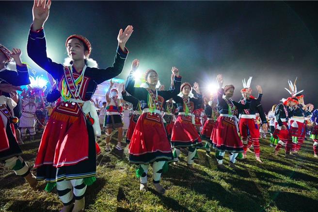 花莲县原住民族联合丰年节是县内暑期盛事之一，县府原民处鼓励音乐创作者替大会舞量身定做主题曲，今年祭出高达10.4万元奖金邀请民眾投稿。（花莲县政府原民处提供／罗亦晽花莲传真）