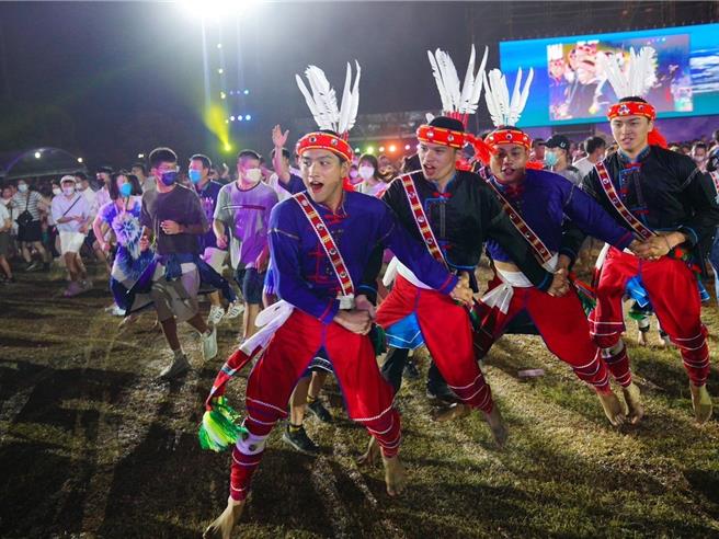 花莲县原住民族联合丰年节是县内暑期盛事之一，县府原民处鼓励音乐创作者替大会舞量身定做主题曲，今年祭出高达10.4万元奖金邀请民眾投稿。（花莲县政府原民处提供／罗亦晽花莲传真）