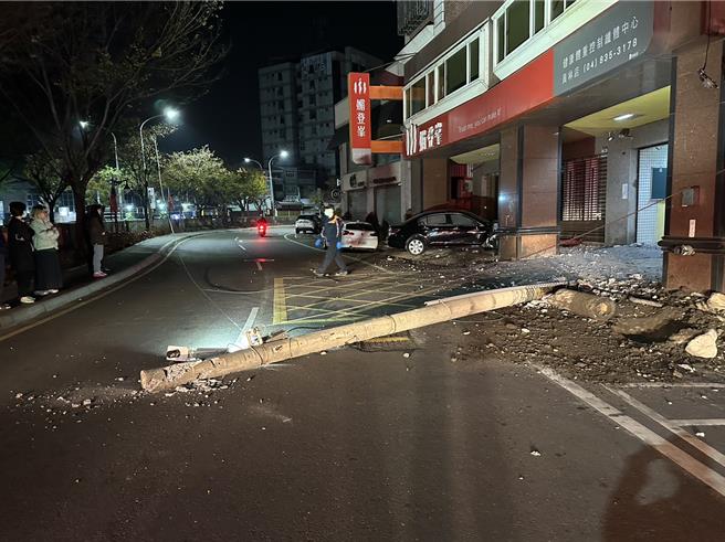 爸寶？彰化1名39歲的蕭姓駕駛2日凌晨在家中喝酒至深夜，直到凌晨4點時肚子餓竟開車外出吃宵夜，行經萬年路三段39號前突然失控衝撞路旁路燈，並滑至一旁店家，路燈倒塌車頭全毀。（民眾提供／吳建輝彰化傳真）