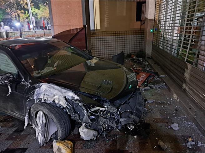 民眾嚇得報警，不過警消到場並未發現肇事的蕭男，直到10分鐘後才被爸爸拎回現場，經酒測值高達0.76，依公共危險罪送辦。（民眾提供／吳建輝彰化傳真）