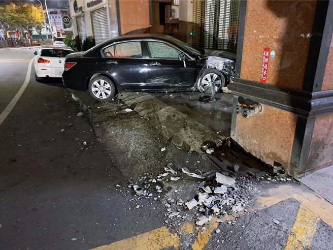 39歲的蕭姓男子酒駕沿萬年路往東行駛，因不剩酒力，自撞路燈並波及店面，因撞擊力道過猛，蕭男的自小客車前車頭幾乎全毀，蕭男臉部、手部等遭到玻璃割傷，不過意識清楚。（民眾提供／吳建輝彰化傳真）