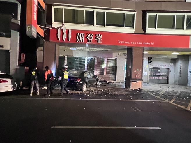 蕭男返回現場時，身上有濃厚酒味，經酒測值高達0.76，當時為了將其送醫還僵持不下，直到父親勸阻才順利將其送醫，經檢查傷勢並無大礙，訊後依公共危險罪送辦。（民眾提供／吳建輝彰化傳真）