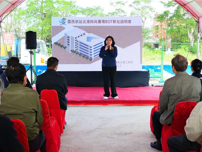 云林县政府与国有财产署合作开发「北港转运站」，前年5月国产署片面解约，县府因此另觅土地重启转运站规画案，3日在北港简易法庭旁举行说明会，县长张丽善（站立者）宣布转运站新址位于北港糖厂市地重划区内。（张朝欣摄）
