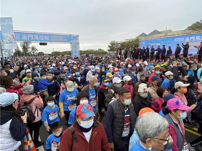 「2024金門馬拉松」即將在1月6日-7日盛大開跑！4日至6日13：00-20：00間開放選手領取參賽物資。(于家麒攝)