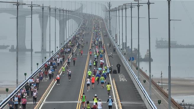 「金門馬拉松」自去年開始路線規畫跑越金門大橋，今年活動賽道將採有效分流讓賽事更流暢。(圖／金門縣政府提供)