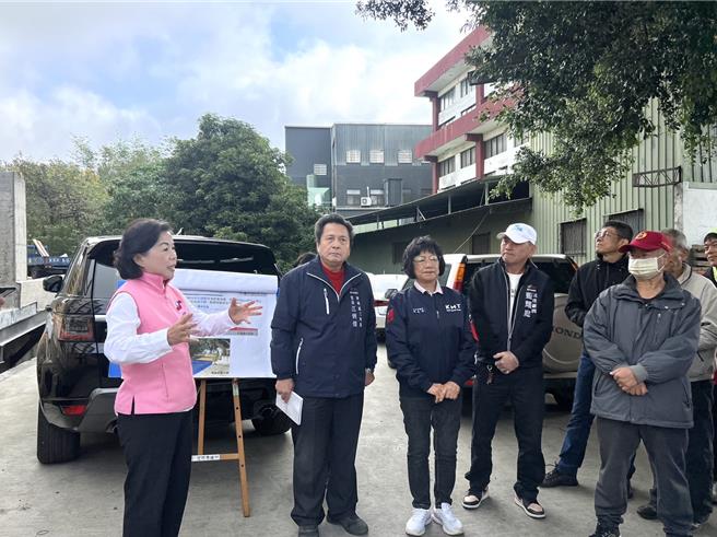 國民黨立委楊瓊瓔（左）及市議員羅永珍（左三）偕同市府建設局、水利署第三河川分署、三角里長江炳煌、社南里前里長藍耀庭等人前往現場會勘。（立委楊瓊瓔辦公室提供／張妍溱台中傳真）