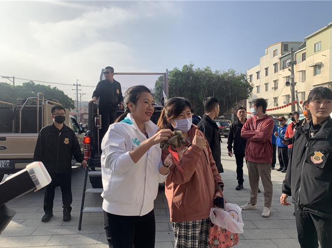吴欣盈、曾尹俪扫街拜票行程首站从高雄大社保元宫出发，不少柯粉一早就到庙前等候吴欣盈，吴也开心大方与民眾互动，甚至拿起手机与民眾脸贴脸合影。（记者林雅惠摄）