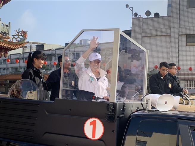 民眾党副总统候选人吴欣盈今天一早陪同党籍立委候选人曾尹俪南部扫街拜票，受到不少柯粉欢迎。（记者林雅惠摄）