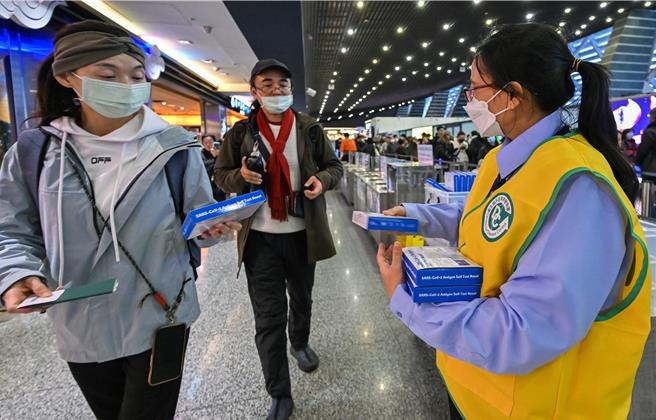 疾管署2日公布國內上周新增360例COVID-19本土中重症病例、38例死亡病例，雙創新高。疾管署發言人羅一鈞表示，由於國內新冠疫情明顯升溫，加上國際傳播風險也在增加，宣布3日起，每日上午7點至晚間10時30分於桃園國際機場二個航廈4個據點，提供入出境旅客每人自由領取1盒COVID-19家用快篩試劑，3日許多出入境旅客在領取後，都覺得相當實用，稱讚是貼心政策。（陳麒全攝）