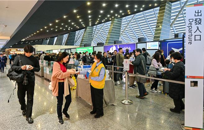 疾管署2日公布國內上周新增360例COVID-19本土中重症病例、38例死亡病例，雙創新高。疾管署發言人羅一鈞表示，由於國內新冠疫情明顯升溫，加上國際傳播風險也在增加，宣布3日起，每日上午7點至晚間10時30分於桃園國際機場二個航廈4個據點，提供入出境旅客每人自由領取1盒COVID-19家用快篩試劑，3日許多出入境旅客在領取後，都覺得相當實用，稱讚是貼心政策。（陳麒全攝）