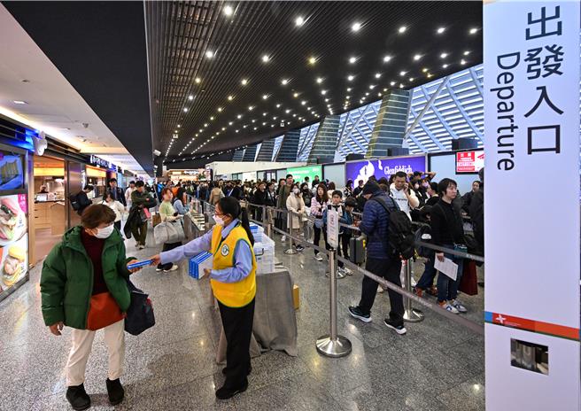 疾管署2日公布國內上周新增360例COVID-19本土中重症病例、38例死亡病例，雙創新高。疾管署發言人羅一鈞表示，由於國內新冠疫情明顯升溫，加上國際傳播風險也在增加，宣布3日起，每日上午7點至晚間10時30分於桃園國際機場二個航廈4個據點，提供入出境旅客每人自由領取1盒COVID-19家用快篩試劑，3日許多出入境旅客在領取後，都覺得相當實用，稱讚是貼心政策。（陳麒全攝）