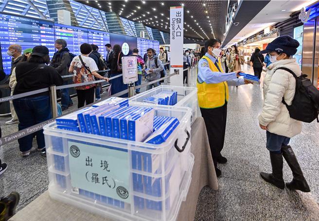 疾管署2日公布國內上周新增360例COVID-19本土中重症病例、38例死亡病例，雙創新高。疾管署發言人羅一鈞表示，由於國內新冠疫情明顯升溫，加上國際傳播風險也在增加，宣布3日起，每日上午7點至晚間10時30分於桃園國際機場二個航廈4個據點，提供入出境旅客每人自由領取1盒COVID-19家用快篩試劑，3日許多出入境旅客在領取後，都覺得相當實用，稱讚是貼心政策。（陳麒全攝）