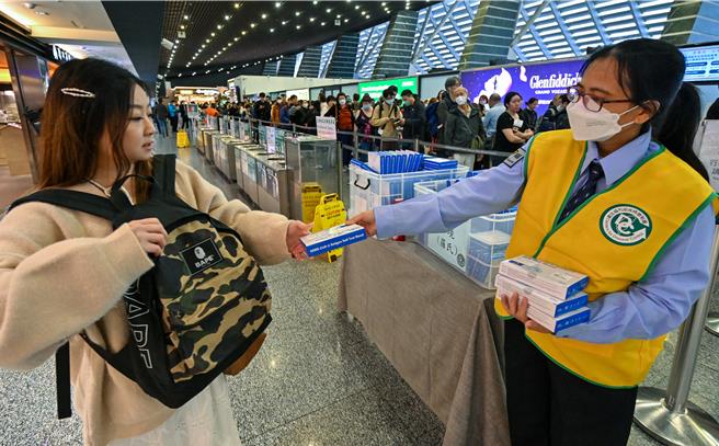 疾管署2日公布國內上周新增360例COVID-19本土中重症病例、38例死亡病例，雙創新高。疾管署發言人羅一鈞表示，由於國內新冠疫情明顯升溫，加上國際傳播風險也在增加，宣布3日起，每日上午7點至晚間10時30分於桃園國際機場二個航廈4個據點，提供入出境旅客每人自由領取1盒COVID-19家用快篩試劑，3日許多出入境旅客在領取後，都覺得相當實用，稱讚是貼心政策。（陳麒全攝）