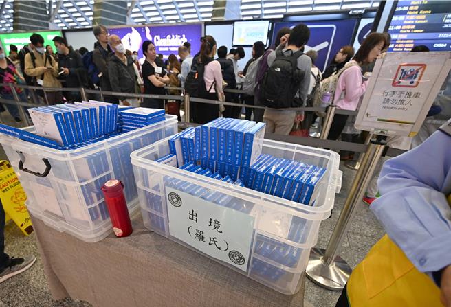 疾管署2日公布國內上周新增360例COVID-19本土中重症病例、38例死亡病例，雙創新高。疾管署發言人羅一鈞表示，由於國內新冠疫情明顯升溫，加上國際傳播風險也在增加，宣布3日起，每日上午7點至晚間10時30分於桃園國際機場二個航廈4個據點，提供入出境旅客每人自由領取1盒COVID-19家用快篩試劑，3日許多出入境旅客在領取後，都覺得相當實用，稱讚是貼心政策。（陳麒全攝）