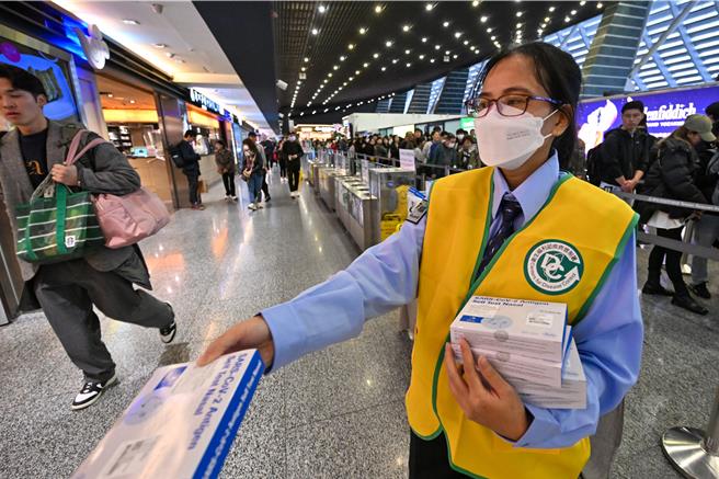 疾管署2日公布國內上周新增360例COVID-19本土中重症病例、38例死亡病例，雙創新高。疾管署發言人羅一鈞表示，由於國內新冠疫情明顯升溫，加上國際傳播風險也在增加，宣布3日起，每日上午7點至晚間10時30分於桃園國際機場二個航廈4個據點，提供入出境旅客每人自由領取1盒COVID-19家用快篩試劑，3日許多出入境旅客在領取後，都覺得相當實用，稱讚是貼心政策。（陳麒全攝）
