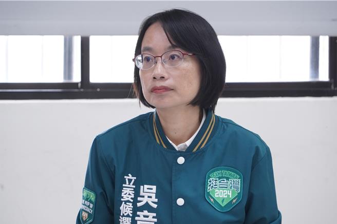 吳音寧表示她當過作家，旅外多年後，還是心心念念家鄉彰化，心心念念台灣這塊土地，她接受濁水溪的徵召、台灣價值的徵召，投入立委選舉，強調這一場改變地方政治生態、打破家族世襲的機會，呼籲大家支持吳音寧。（吳建輝攝）