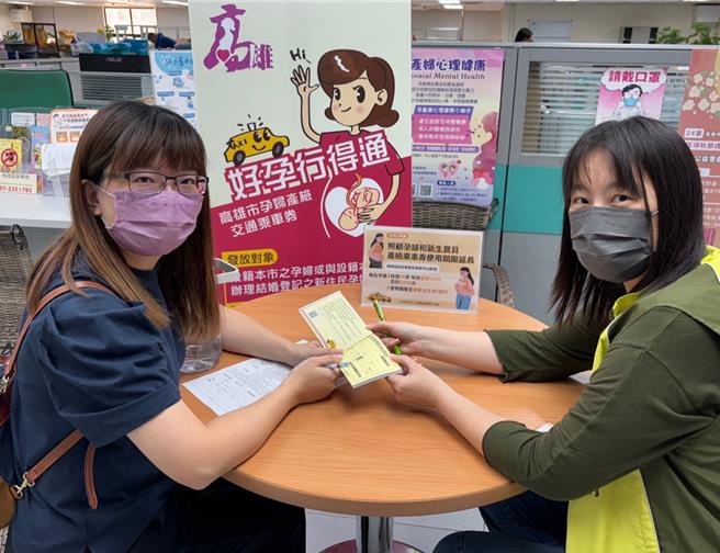 民眾至社会局申请乘车券。（高雄市政府社会局提供／林雅惠传真）