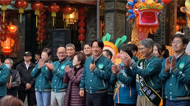 副总统赖清德（前排右四）3日上午前往基隆知名宫庙参拜，赖表示癌症自从1960年以来长居国人10大死因首位，因此他当选总统会设立100亿的癌症新药基金，减轻病患与家属的负担，目标是2050年让癌症死亡人数减少50％。（徐佑升摄）