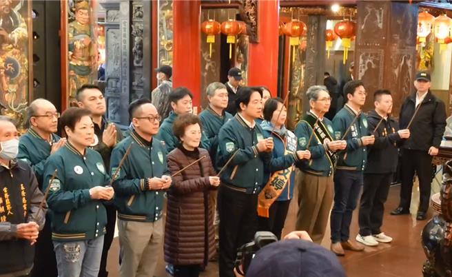 副总统赖清德（前排左四）3日上午前往基隆市安乐区的慈云寺参拜，陪同者有立法委员蔡适应（前排右二）、民进党立委候选人郑文婷（前排右四）、基隆市议会议长童子玮（前排左三）、前议长张芳丽（前排左二）、以及议员施伟政、张之豪、吴骅珈、洪森永等人。（徐佑升摄）
