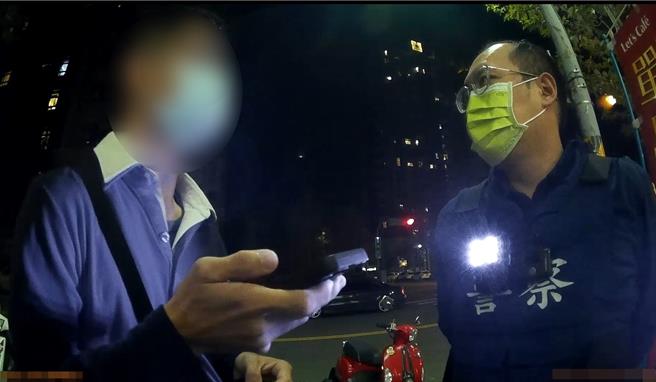 新竹30岁单身张姓男子受女网邀约裸聊，休假赴台中欲见佳人却遭要胁，幸超商店员发现到场劝说，才让张男打消付款的念头。（台中市警二分局提供／冯惠宜台中传真）