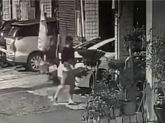 彰化县花坛乡文德村近日发生多起汽机车财物窃案，监视器拍下窃贼在民宅前准备犯案的身影。（民眾提供／孙英哲彰化传真）