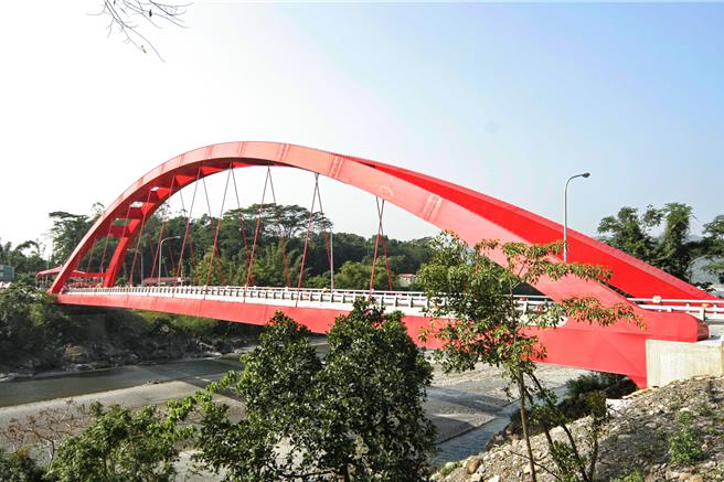 中鋼捐建的東溪大橋，顯見鋼構橋梁較早期傳統的木橋、木梁混凝土或鋼筋混凝土等橋梁。（柯宗緯翻攝）
