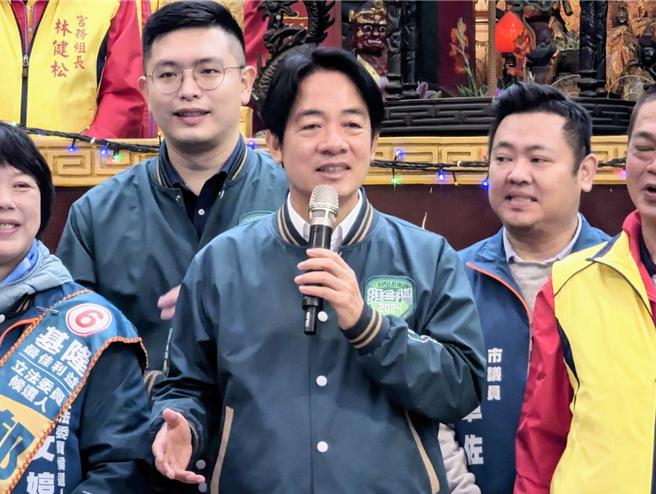 民進黨總統候選人賴清德（前中）3日上午赴基隆七堵區慶濟宮參拜，強調將會推動基隆河谷廊帶的發展。（張志康攝）