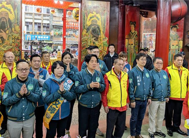 民進黨總統候選人賴清德（左3）3日上午，偕立委候選人鄭文婷（左2）赴基隆七堵區慶濟宮參拜，強調將會推動基隆河谷廊帶的發展。（張志康攝）