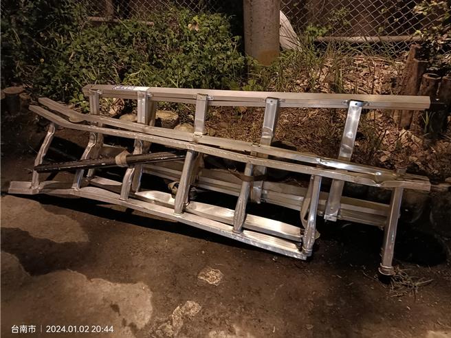 就是这个铝梯掉在国道内线车道，造成后方3车闪避不及。（国道警方提供／曹婷婷台南传真）