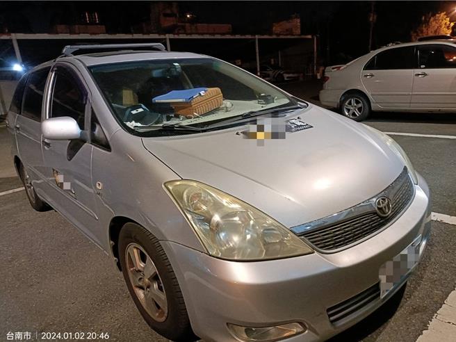 3车闪避不了铝梯。发生撞击的事故，所幸仅有车损，没有人员受伤。（国道警方提供／曹婷婷台南传真）