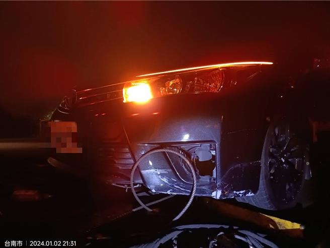 车辆闪避不及铝梯而撞击。（国道警方提供／曹婷婷台南传真欸）